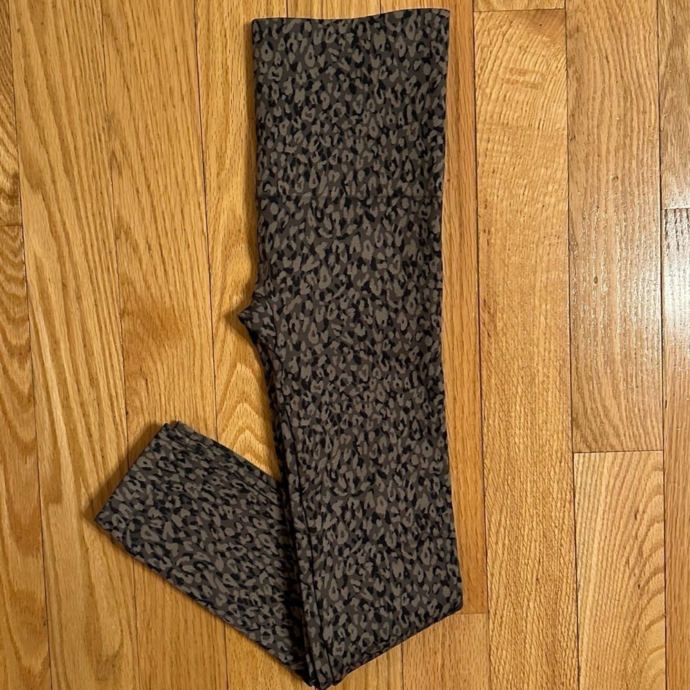 Spanx Look At Me Now Capri Cropped Leggings in Leopard Army sz M 6-8